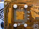 foto de los 4 separadores para reforzar la parte de la placa base bajo la CPU