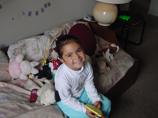 Jugando con sus peluches...