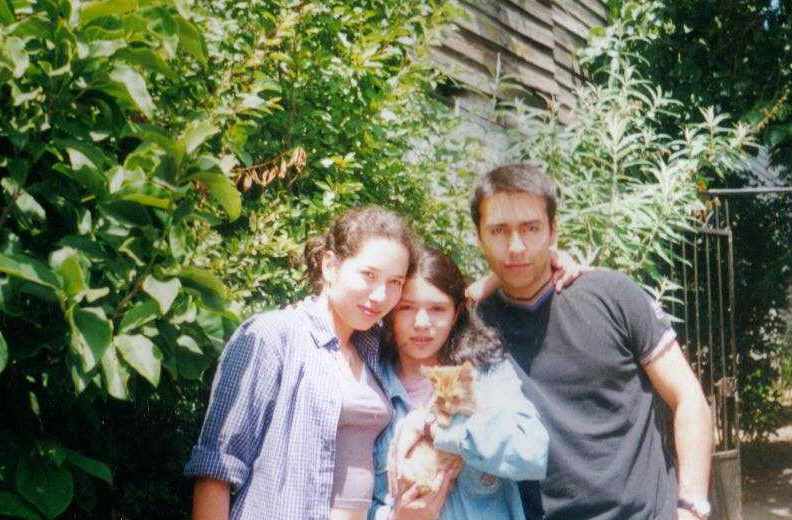 Aqu� estoy con mi hermana (Carlita),  mi pololo y mi gatito Ron-Ron cuando ten�a un par de meses