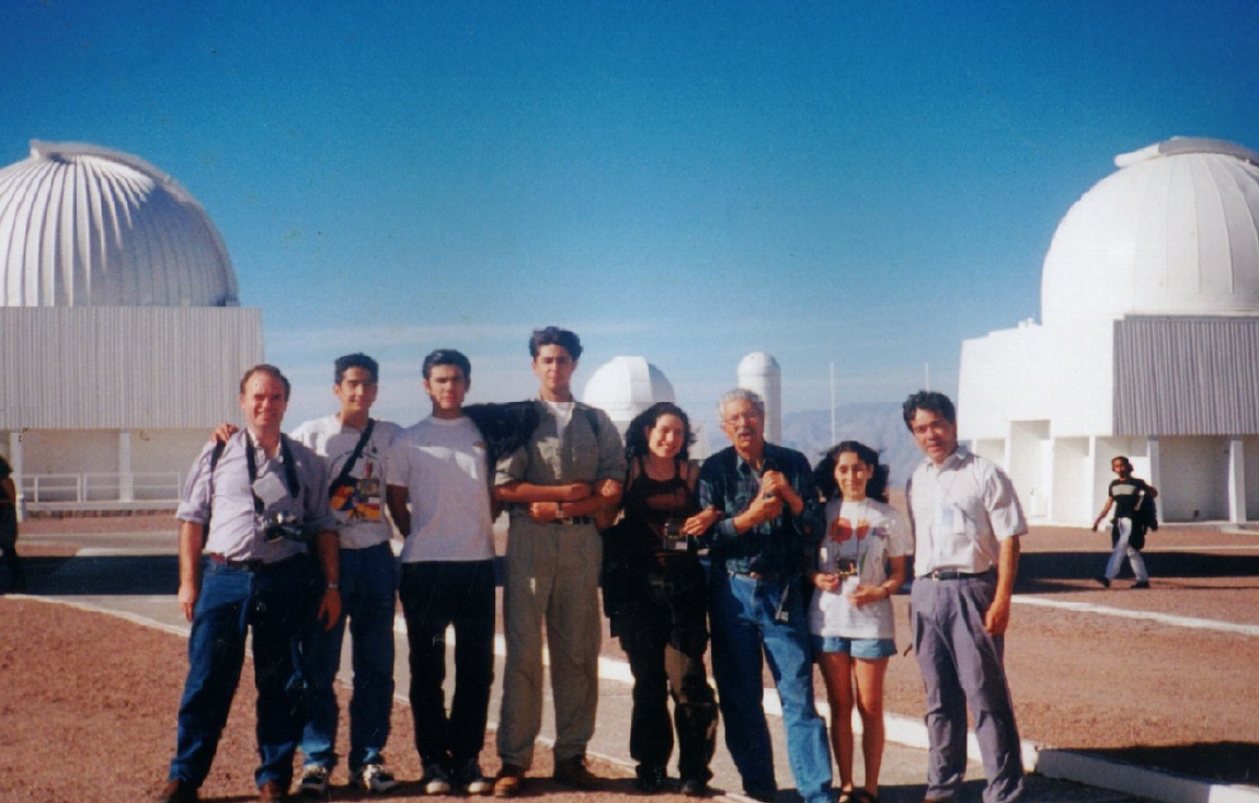 Estamos en �sta foto, los miembros de la ACAST o Academia de Astronom�a del Colegio Adventista de Concepci�n, en el Tololo, durante el congreso de Astronom�a de Vicu�a 1998; en orden el prof. Turner, el pollito, Hern�n Jaramillo, David Foppiano, yo, *, Lily y el peruano