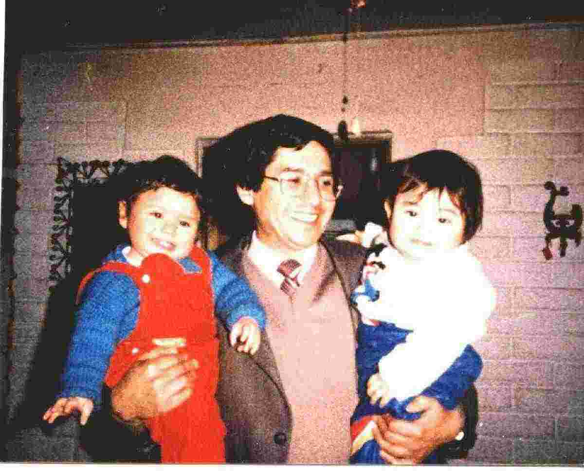 Aqu� est� mi pap� con la Carlita y el Ricardo, cuando apenas ten�an unos meses