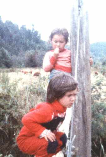 En esta foto ten�a como 4 a�os, y estoy junto a la Claudita Verdugo en Chibilingo...