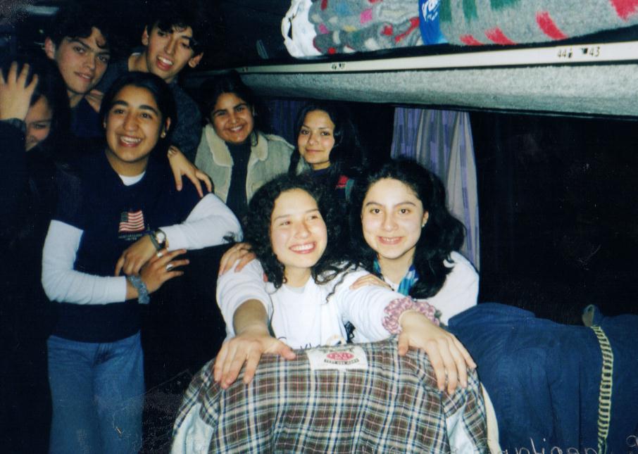 El viaje a Santiago, fu� una iniciativa de un matrimonio de profesores, Magaly Ruiz y Angel Guti�rrez, quienes llevaron a un grupo de estudiantes a Santiago, a recorrer museos, exposiciones de arte y obras de teatro... ���GENIAL!!!